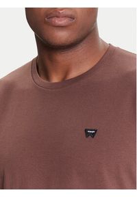 Wrangler T-Shirt Sign Off 112371484 Brązowy Regular Fit. Kolor: brązowy. Materiał: bawełna #3
