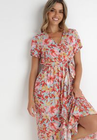 Born2be - Czerwono-Niebieska Sukienka Varila. Kolor: czerwony. Materiał: wiskoza, materiał. Wzór: jednolity, kolorowy, kwiaty. Sezon: lato. Typ sukienki: kopertowe, asymetryczne. Długość: midi #5