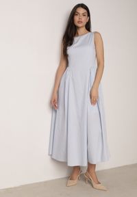 Born2be - Jasnoniebieska Sukienka Bawełniana o Rozkloszowanym Fasonie z Dekoltem Łódką i Kieszeniami Elenira. Typ kołnierza: dekolt w łódkę. Kolor: niebieski. Materiał: bawełna. Typ sukienki: rozkloszowane. Styl: elegancki #1