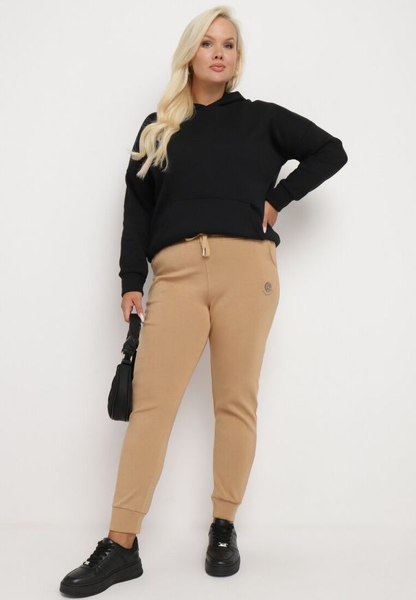 Born2be - Beżowe Klasyczne Spodnie Dresowe o Kroju Joggerów Lerive. Okazja: na co dzień. Kolor: beżowy. Materiał: dresówka. Styl: klasyczny