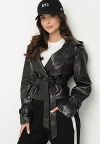 Born2be - Czarna Krótka Kurtka Typu Trencz z Imitacji Skóry z Kapturem i Wiązanym Paskiem Nilianiela. Okazja: na co dzień. Typ kołnierza: kaptur. Kolor: czarny. Materiał: skóra. Długość: krótkie. Wzór: paski. Styl: klasyczny, casual, elegancki #1