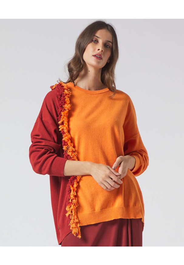 Manila Grace - MANILA GRACE - Dwukolorowy sweter z frędzlami. Kolor: czerwony. Materiał: prążkowany