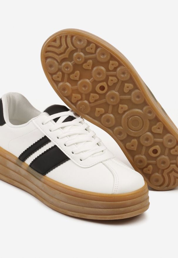 Born2be - Białe Sneakersy w Stylu Klasycznych Tenisówek z Ozdobnymi Paskami Dellien. Okazja: na co dzień. Zapięcie: pasek. Kolor: biały. Materiał: jeans