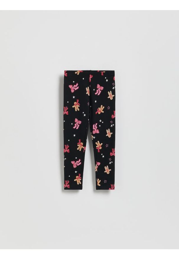 Reserved - Legginsy ze świątecznym nadrukiem - czarny. Kolor: czarny. Materiał: dzianina, bawełna. Wzór: nadruk. Styl: wizytowy