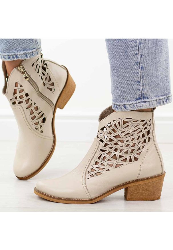DEONI - Beżowe skórzane Polskie botki damskie, kowbojki ażurowe na obcasie Deoni Ko-07B. Okazja: na co dzień. Kolor: beżowy. Szerokość cholewki: normalna. Wzór: ażurowy. Materiał: skóra. Sezon: wiosna, jesień, lato. Obcas: na obcasie. Styl: casual, elegancki, boho, klasyczny. Wysokość obcasa: średni