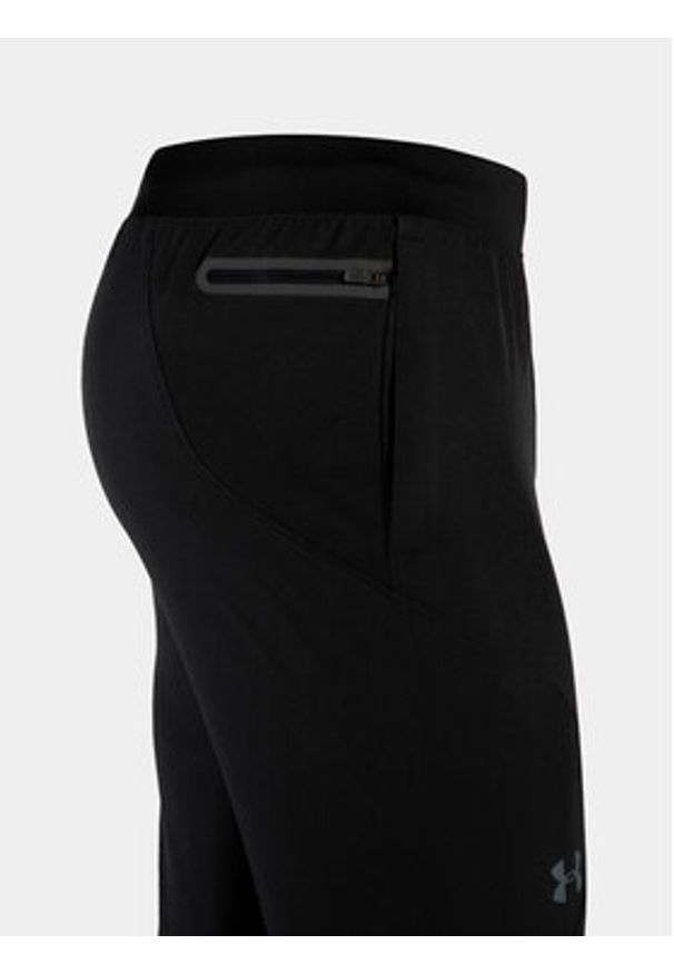 Under Armour Spodnie dresowe Ua Unstoppable Tapered Pants 1352028-001 Czarny Fitted Fit. Kolor: czarny. Materiał: syntetyk