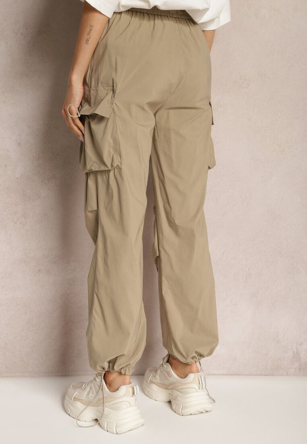 Renee - Beżowe Bojówki Spodnie ze Ściągaczami i Gumką w Talii z Kieszeniami po Bokach Laverina. Kolor: beżowy. Materiał: materiał. Styl: sportowy