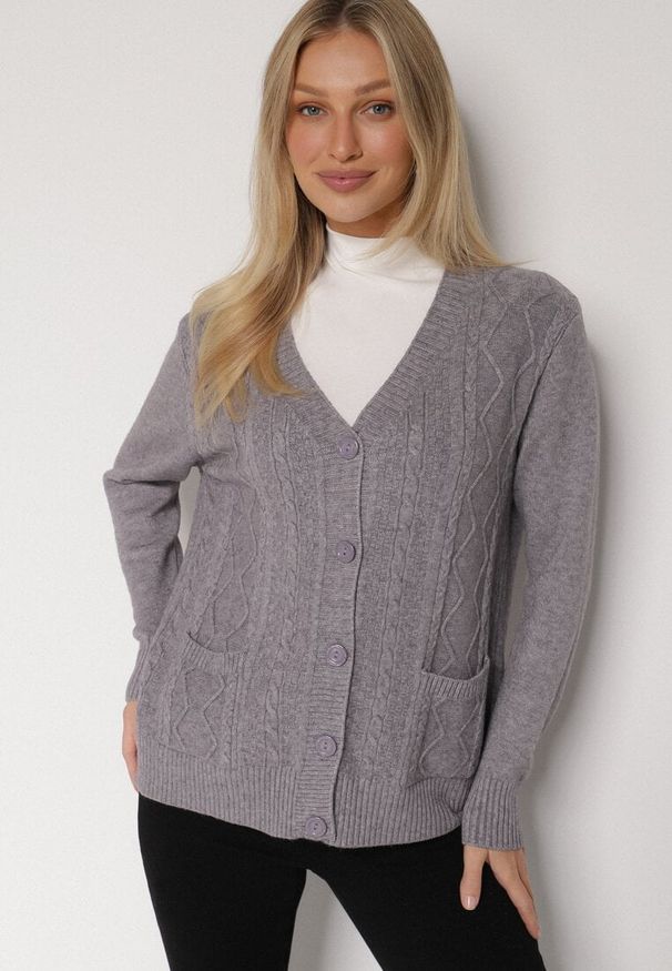 Born2be - Szary Kardigan z Bawełną Zdobiony Warkoczowym Splotem i Kieszeniami Mevesava. Okazja: na co dzień. Typ kołnierza: dekolt w serek. Kolor: szary. Materiał: bawełna. Wzór: aplikacja, ze splotem. Sezon: zima, jesień. Styl: klasyczny, casual