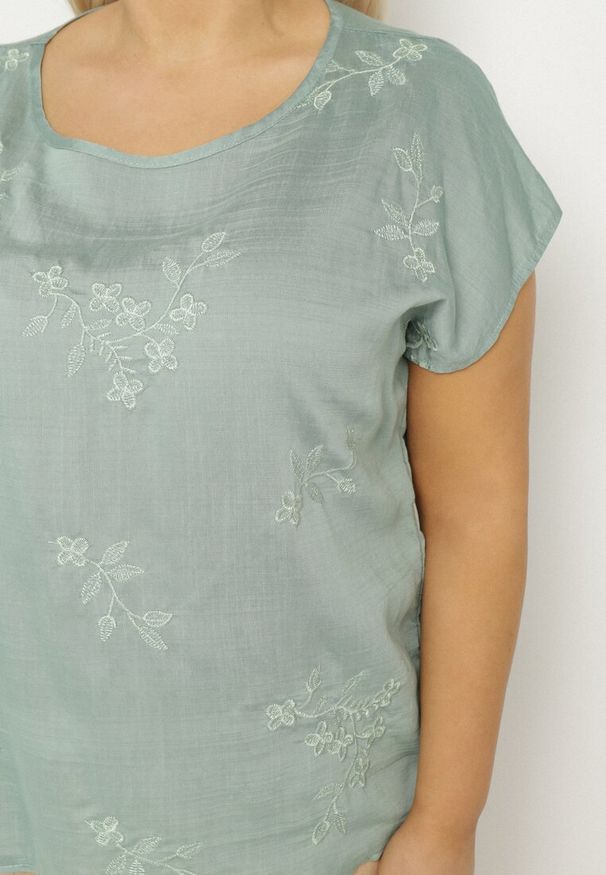 Born2be - Zielona Bluzka z Krótkim Luźnym Rękawem Mepola. Okazja: na co dzień. Kolekcja: plus size. Kolor: zielony. Materiał: jeans. Długość rękawa: krótki rękaw. Długość: krótkie. Styl: elegancki, casual