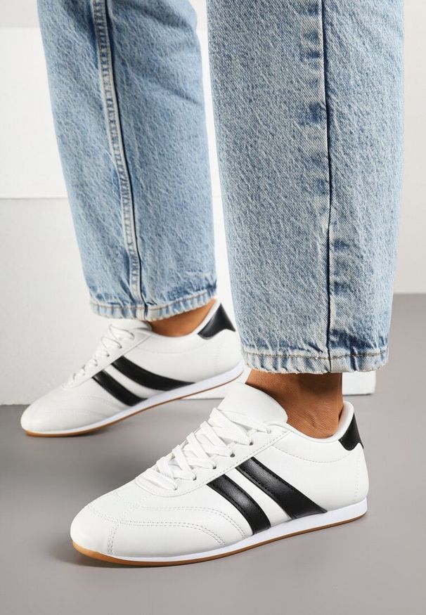 Born2be - Biało-Czarne Sznurowane Sneakersy w Stylu Tenisówek Liavessa. Kolor: biały. Materiał: jeans. Obcas: na płaskiej podeszwie