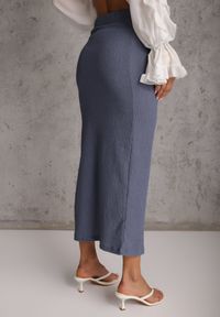 Renee - Niebieska Teksturowana Spódnica Ołówkowa z Rozcięciem z Boku Piremilia. Okazja: na spacer, na co dzień. Kolor: niebieski. Materiał: tkanina. Styl: elegancki, casual #4