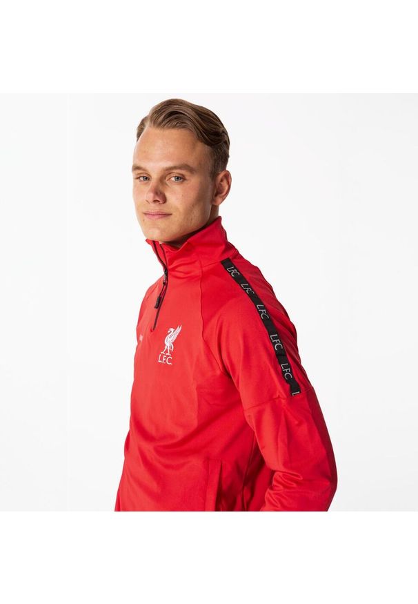 LIVERPOOL FC - Dres piłkarski dla dorosłych Liverpool 22/23. Kolor: czerwony. Materiał: dresówka. Sport: piłka nożna