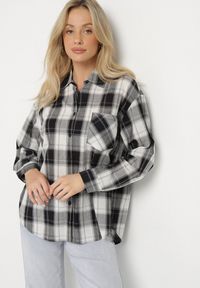 Born2be - Czarno-Biała Koszula w Kratę z Wsuwaną Kieszonką z Bawełny Anniora. Okazja: na co dzień. Kolor: czarny. Materiał: bawełna. Długość rękawa: długi rękaw. Długość: długie. Styl: elegancki, casual
