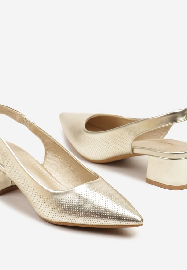 Born2be - Złote Sandały Slingback Vices na Słupku Zdobione Perforacją Telanisia. Okazja: na co dzień. Nosek buta: szpiczasty. Kolor: złoty. Materiał: jeans. Wzór: aplikacja. Obcas: na słupku. Styl: casual, elegancki