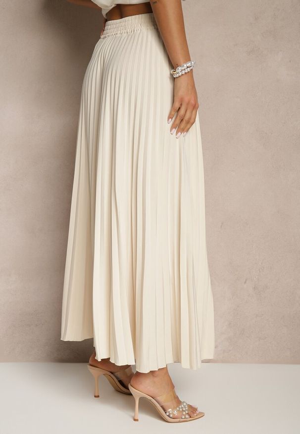 Renee - Jasnobeżowa Rozkloszowana Spódnica z Gumką w Talii Zdobiona Plisami Firlimi. Okazja: do pracy, na co dzień, na spotkanie biznesowe. Kolor: beżowy. Wzór: aplikacja. Styl: casual, elegancki, biznesowy