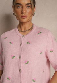 Renee - Różowy Wzorzysty Sweter Kardigan z Krótkim Rękawem z Dodatkiem Wełny Korivelle. Okazja: do pracy, na spotkanie biznesowe, na co dzień. Kolor: różowy. Materiał: wełna. Długość rękawa: krótki rękaw. Długość: krótkie. Styl: casual, elegancki, biznesowy