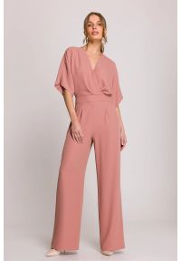 Stylove - Elegancki kombinezon damski z kopertowym dekoltem różany. Okazja: na randkę, na spotkanie biznesowe, na komunię, na ślub cywilny, na wesele, na imprezę. Kolor: różowy, pomarańczowy. Materiał: tkanina. Długość rękawa: krótki rękaw. Długość: krótkie. Wzór: gładki. Styl: elegancki #2