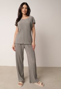 Born2be - Szare Szerokie Spodnie z Wysokim Stanem ze Zwiewnej Tkaniny z Plisami Galiris. Okazja: do pracy, na co dzień, na spotkanie biznesowe. Stan: podwyższony. Kolor: szary. Materiał: tkanina. Długość: długie. Styl: elegancki, biznesowy, casual #1