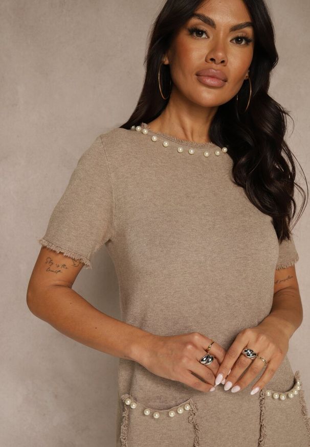 Renee - Beżowa Sweterkowa Sukienka Trapezowa z Perełkami przy Dekolcie i Kieszeniach Fenatusa. Okazja: na co dzień. Kolor: beżowy. Materiał: jeans. Typ sukienki: trapezowe. Styl: casual