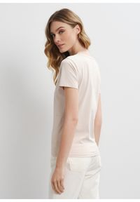 Ochnik - Beżowy T-shirt damski ze złotym logo. Kolor: beżowy. Materiał: bawełna. Długość: krótkie. Wzór: nadruk, aplikacja #2