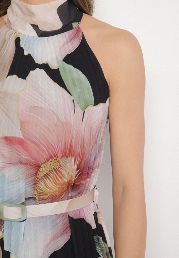 Born2be - Czarna Sukienka z Plisami Wiązaniem i Paskiem z Klamrą Nitenna. Okazja: na co dzień, na imprezę. Kolor: czarny. Długość rękawa: bez rękawów. Typ sukienki: rozkloszowane. Styl: casual, elegancki, klasyczny