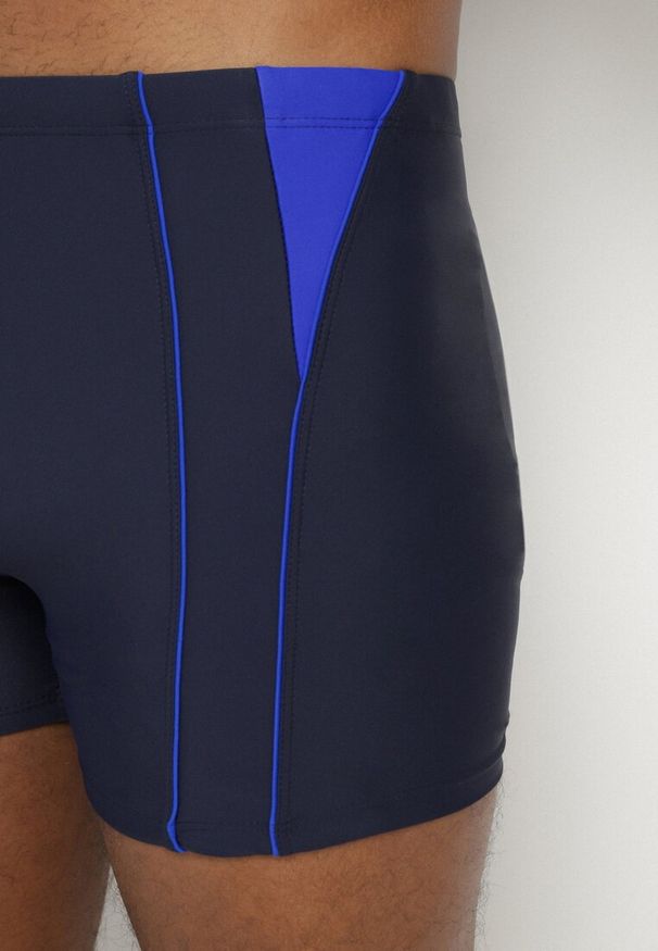 Born2be - Granatowe Kąpielówki w Trójkąty z Paskami Sarivere. Kolor: niebieski