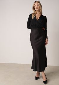 Born2be - Czarna Satynowa Spódnica z Lekko Rozkloszowanym Dołem Zinnemira. Kolor: czarny. Materiał: satyna. Styl: elegancki, klasyczny #1