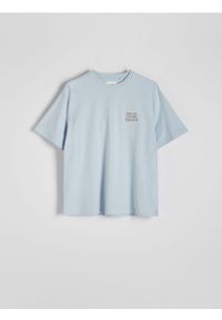 Reserved - T-shirt regular z nadrukiem na plecach - jasnoniebieski. Kolor: niebieski. Materiał: bawełna, dzianina. Wzór: nadruk