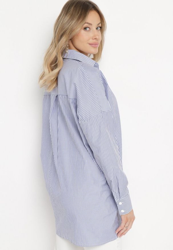 Born2be - Granatowa Koszula o Lekko Przedłużonym Fasonie w Drobne Paseczki Bioella. Typ kołnierza: dekolt w kształcie V, kołnierzyk klasyczny. Kolor: niebieski. Materiał: bawełna. Styl: klasyczny