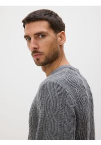 Reserved - Wełniany sweter z warkoczowym splotem - ciemnoszary. Kolor: szary. Materiał: wełna. Wzór: ze splotem #1