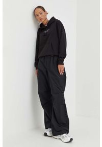 Tommy Jeans bluza damska kolor czarny z kapturem z nadrukiem. Typ kołnierza: kaptur. Kolor: czarny. Wzór: nadruk #5