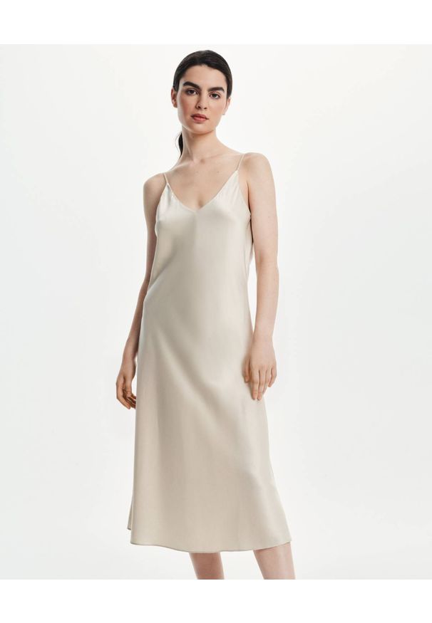 LOVLI SILK - Midi sukienka z dekoltem champagne #NO.49. Kolor: beżowy. Materiał: jedwab. Długość rękawa: na ramiączkach. Długość: midi