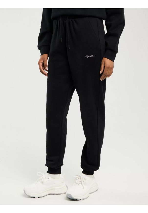 Big-Star - Spodnie damskie dresowe czarne Foxie 906/ Megan 906. Okazja: na co dzień. Kolor: czarny. Materiał: dresówka. Wzór: napisy, aplikacja, haft. Typ sukienki: sportowe, proste. Styl: klasyczny, casual, sportowy
