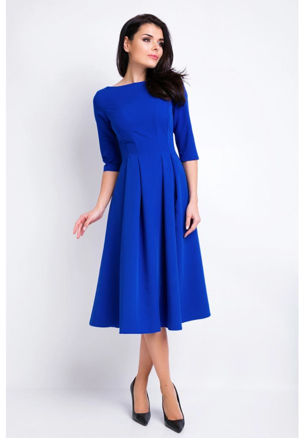 Sukienki.shop - Elegancka sukienka rozkloszowana z kontrafałdami niebieska. Okazja: do pracy. Kolor: niebieski. Styl: elegancki