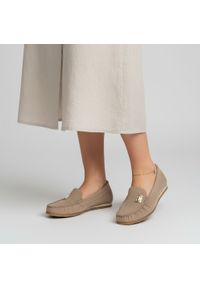 Mokasyny damskie Armodo, cholewka ze skóry naturalnej mokasynowa konstrukcja z dekoracyjną aplikacją miękka forma niska elastyczna podeszwa zapewniaj. Okazja: na co dzień. Kolor: beżowy. Materiał: skóra. Szerokość cholewki: normalna. Wzór: aplikacja. Styl: casual, elegancki, klasyczny #1