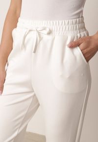 Born2be - Białe Spodnie Dresowe Joggery z Wysokim Stanem i Ściągaczami przy Kostkach Janlea. Okazja: do domu, na co dzień, na spacer. Stan: podwyższony. Kolor: biały. Materiał: dresówka. Długość: krótkie. Styl: sportowy, klasyczny, casual #2