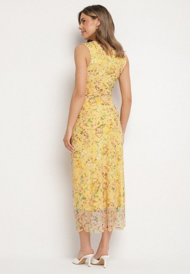 Born2be - Żółta Koktajlowa Taliowana Sukienka w Kwiaty z Wiskozową Podszewką Lidra. Okazja: na wesele, na co dzień, na ślub cywilny, na imprezę. Kolor: żółty. Materiał: wiskoza. Wzór: kwiaty. Styl: wizytowy