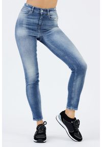 Guess - GUESS Niebieskie jeansy damskie z wysokim stanem. Stan: podwyższony. Kolor: niebieski. Wzór: aplikacja