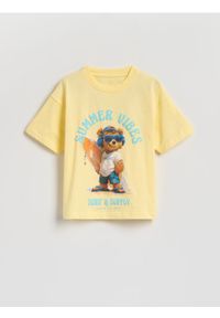 Reserved - T-shirt z nadrukiem - jasnożółty. Kolor: żółty. Materiał: bawełna, dzianina. Wzór: nadruk #1
