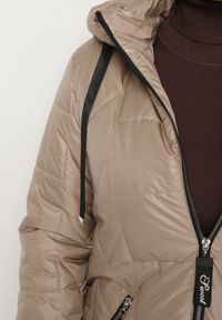 Born2be - Beżowa Pikowana Kurtka Ozdobiona Pikowaniem z Odpinanym Kapturem Falerosa. Okazja: na co dzień, na spacer. Kolekcja: plus size. Kolor: beżowy. Materiał: jeans. Wzór: aplikacja. Styl: casual #7