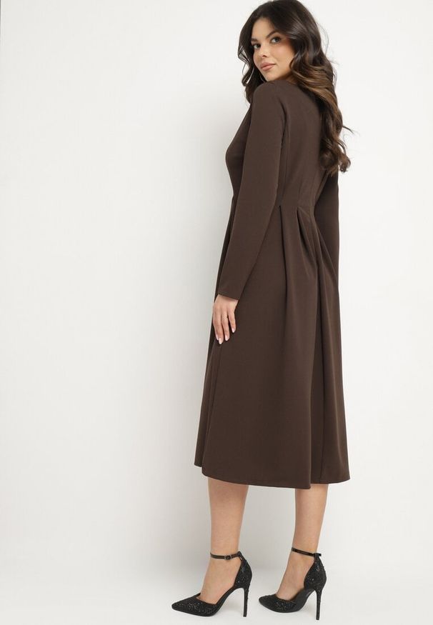 Born2be - Brązowa Elegancka Sukienka Rozkloszowana Temarielis. Kolor: brązowy. Długość rękawa: długi rękaw. Typ sukienki: oversize, rozkloszowane. Styl: elegancki