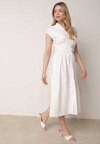 Born2be - Biała Sukienka Koszulowa z Modelującym Przeszyciem ze Sprzączkami w Talii Puresa. Okazja: na co dzień, do pracy, na spotkanie biznesowe. Kolor: biały. Typ sukienki: koszulowe. Styl: casual, biznesowy #6
