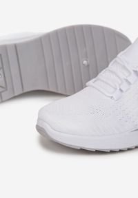 Born2be - Białe Sneakersy Stessia. Okazja: na co dzień. Nosek buta: okrągły. Zapięcie: bez zapięcia. Kolor: biały. Materiał: materiał. Szerokość cholewki: normalna. Wzór: jednolity #5