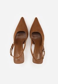 Renee - Jasnobrązowe Szpilki Slingback VICES z Imitacji Zamszu z Prostokątną Klamerką Natuma. Okazja: na co dzień, na randkę, na ślub cywilny, na wesele. Zapięcie: klamry. Kolor: brązowy. Materiał: zamsz. Obcas: na szpilce. Styl: casual, elegancki #7