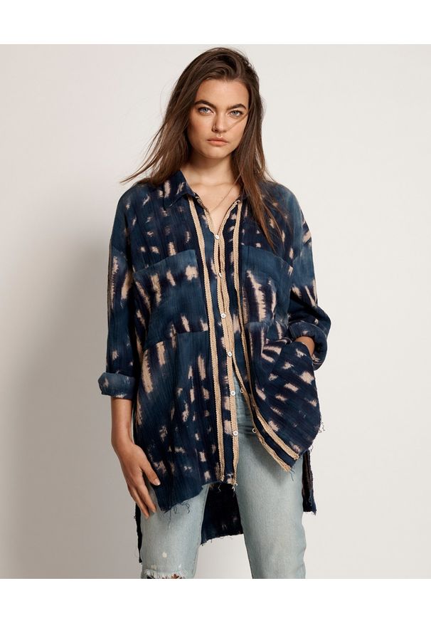 ONETEASPOON - Koszula Santorini Tie Dye. Kolor: niebieski. Materiał: jeans, bawełna. Długość rękawa: długi rękaw. Długość: długie. Wzór: haft, aplikacja. Styl: boho