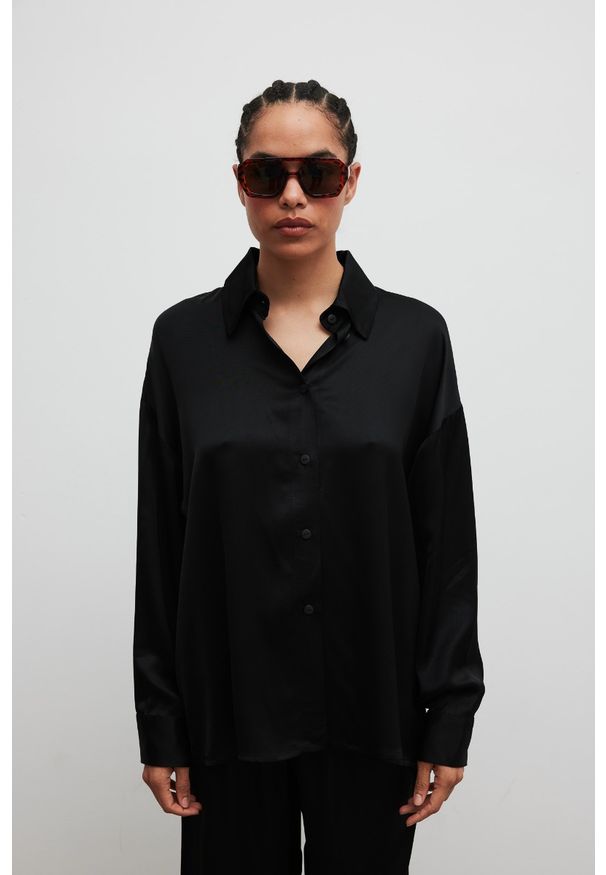 Marsala - Luźna koszula z satyny w kolorze TOTALLY BLACK - LACERTA-M/L. Okazja: na co dzień, na spotkanie biznesowe, do pracy, na spacer. Materiał: satyna. Długość rękawa: długi rękaw. Długość: długie. Styl: biznesowy, klasyczny, elegancki, casual