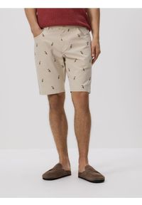 Reserved - Szorty carrot z nadrukiem - złamana biel. Materiał: bawełna, tkanina. Wzór: nadruk