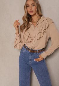 Renee - Ciemnobeżowa Koszula Ozdobiona Falbaną Kornella. Okazja: na co dzień. Typ kołnierza: kołnierzyk klasyczny. Kolor: beżowy. Materiał: jeans. Wzór: aplikacja. Styl: klasyczny, casual, elegancki