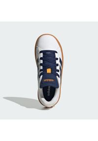 Adidas - Buty Grand Court Lifestyle Tennis Lace-Up. Kolor: brązowy, niebieski, wielokolorowy, biały. Materiał: materiał. Sport: turystyka piesza