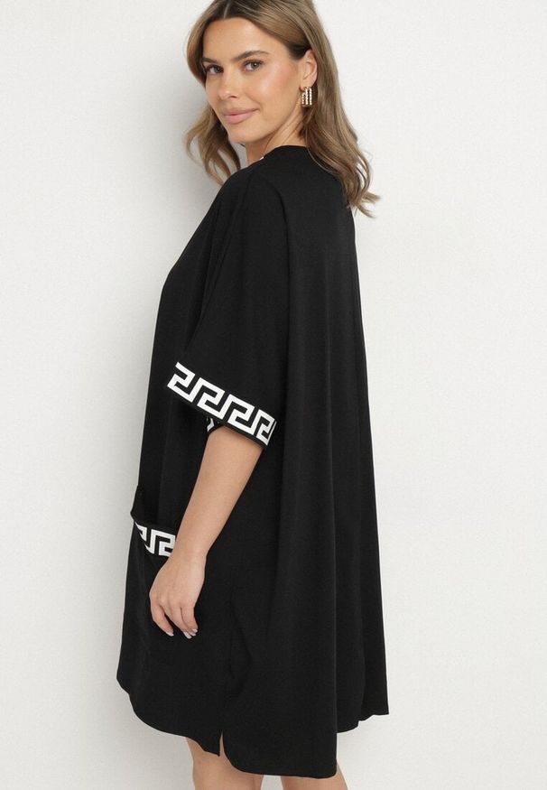 Born2be - Czarna Bawełniana Sukienka o Pudełkowym Kroju z Dekoltem w Serek Amosa. Okazja: na co dzień. Typ kołnierza: dekolt w serek. Kolekcja: plus size. Kolor: czarny. Wzór: aplikacja, geometria. Typ sukienki: dla puszystych. Materiał: bawełna. Długość rękawa: krótki rękaw. Sezon: lato, wiosna. Styl: elegancki, casual